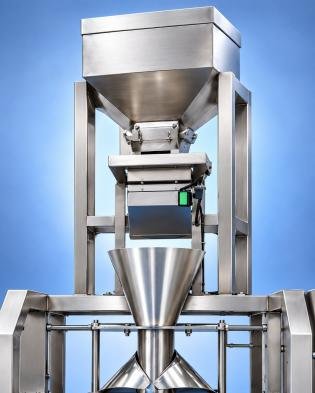 Envasadora vertical de la línea D-502X con tolva y doble cabezal de pesado, representativa del modelo D-5022BASC para croquetas